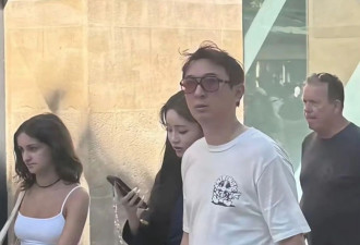 王思聪懒懒街头搂抱秀恩爱 下巴吸睛