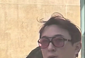 王思聪懒懒街头搂抱秀恩爱 下巴吸睛