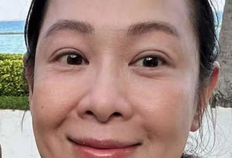 刘若英国外度假，皮肤松弛粗糙，小10岁老公露面