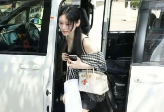 港姐二轮面试竞争激烈，有人穿低胸装拎名牌包...