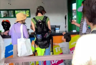 林志玲和家人现身新加坡，和3岁儿子关系亲密