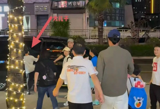 吴京和家人在南宁吃烧烤，穿了增高棉鞋，不修边幅