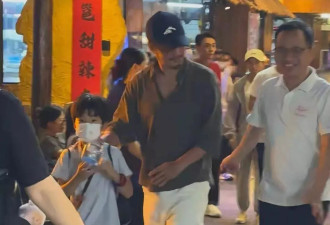 吴京和家人在南宁吃烧烤，穿了增高棉鞋，不修边幅