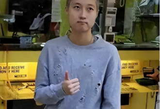 成龙女儿衣衫褴褛 在加拿大拾荒 住桥洞