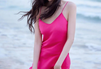 38 岁杨幂腰臀比封神！粉裙裹身似 “美人鱼”，少女感碾压时光