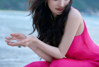 38 岁杨幂腰臀比封神！粉裙裹身似 “美人鱼”，少女感碾压时光