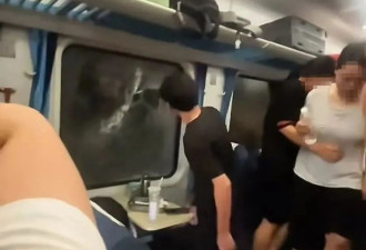 他们准备了10辆救护车,却说闷罐车里乘客还不够热
