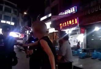 闹市持“枪”对峙 男子被抓后狡辩：这是合法的
