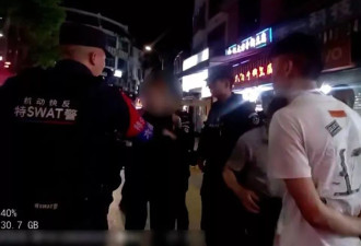 闹市持“枪”对峙 男子被抓后狡辩：这是合法的