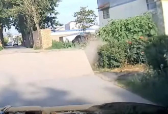 热炸了！小车突遇水泥路面爆裂拱起 急刹车躲过一劫