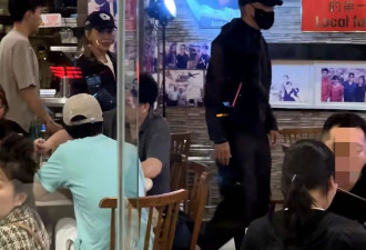 刘嘉玲带爱侄和周润发聚餐，刘嘉玲素颜年轻20岁