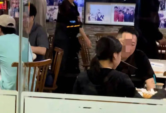 刘嘉玲带爱侄和周润发聚餐，刘嘉玲素颜年轻20岁