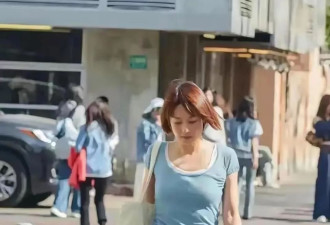 49岁马伊琍街头素颜照，细看被她的真实美破防了