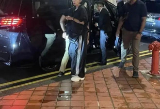 70岁周润发近照曝光！新加坡与发嫂同框，身形消瘦引粉丝担忧