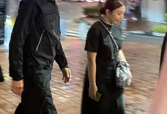 70岁周润发近照曝光！新加坡与发嫂同框，身形消瘦引粉丝担忧