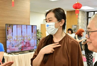 王祖贤在加拿大参加法会，打扮朴素，身材走样