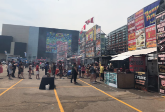 万锦人气美食节"翻车"：收门票、查包禁水！全网骂翻：别地都免费