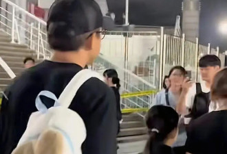 孙俪一家韩国看BP演唱会，小花被晒黑好多，邓超给女儿背包好可爱