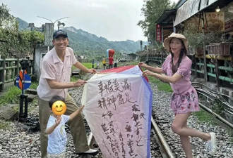 林志玲和家人现身环球影城，打扮清纯，皮肤白，状态不像50岁妇女