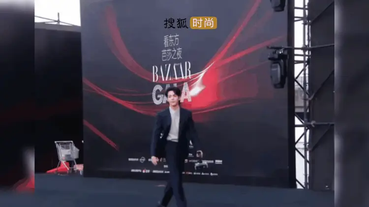 曾舜晞甩飞钻戒，娜扎美神降临，宋雨琦百万珠宝惊艳红毯