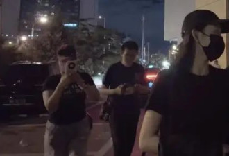还没分手？王鸥低调看何九华演出，被曝秘密产女后身材依旧苗条
