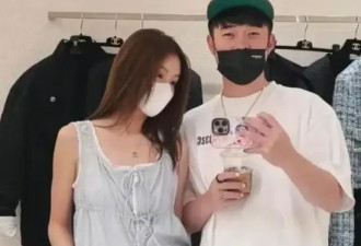 陈赫狂秀恩爱，贴心喂张子萱吃东西好甜蜜，夫妻俩连玩偶都是情侣款