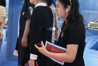 范志毅带小17岁娇妻看展，被误认“父女”，爱情跨越年龄成焦点
