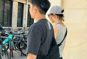 60岁张曼玉现身巴黎歌剧院，侧身照少女感满满...