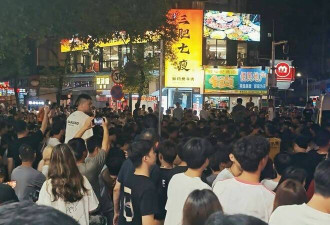 交了"保护费"仍遭城管暴力驱离 深圳摊贩占路抗议