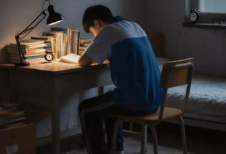 男孩高考失利无缘985执意复读，但是学长的话改变了他