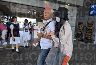 74岁李龙基接女友出狱老泪纵横，捧玫瑰花大喊老婆