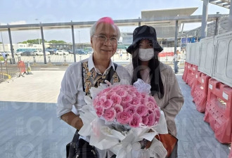 74岁李龙基接女友出狱老泪纵横，捧玫瑰花大喊老婆