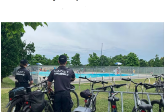 真讨厌！加拿大露天泳池频现围观偷拍男，警察赶完又回来