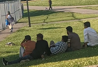 真讨厌！加拿大露天泳池频现围观偷拍男，警察赶完又回来