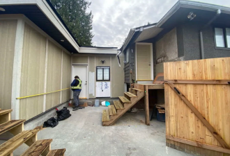 玩砸！加拿大房主后院强建房！连挨7张罚单！如今想卖都难！