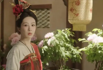杨紫头上为啥顶了个妙脆角？