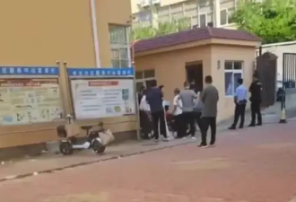 大学宿管大爷热死 装个空调怎么就这么难？
