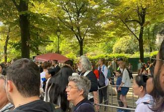 张纪中一家现身巴黎游玩！背着腰凳抱着女儿，74岁胡子花白仍健硕