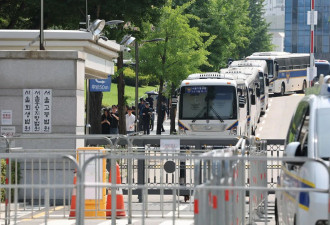 尹锡悦抵达法院，出席拘留令必要性审查...