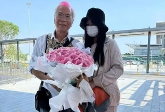 74岁老戏骨捧花接小36岁未婚妻出狱！二人相拥痛哭