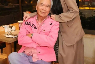 74岁老戏骨捧花接小36岁未婚妻出狱！二人相拥痛哭