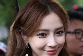 杨颖穿透视装出席巴黎时装周,36岁还在走颜值路线
