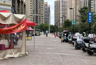 男童在餐馆外遭醉汉用塑料椅砸头：或需做开颅手术