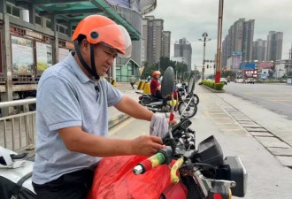 60岁县城摩的师傅，卷入“网约系统”