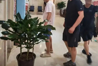 55岁张嘉益近况曝光，脊柱炎导致拍戏弯腰驼背，疼到表情扭曲