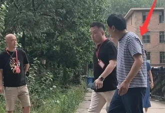 55岁张嘉益近况曝光，脊柱炎导致拍戏弯腰驼背，疼到表情扭曲