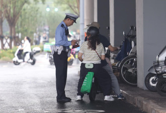 骑电驴还玩手机？ 北京开始严查