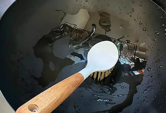刚炒完菜的锅 为啥不能立马用水冲