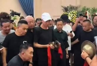 杨少华送路仪式！杨威被人搀扶,杨议打鼓送别父亲