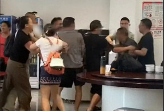 因早餐问题...游客围攻民宿老板，最后游客赔了！